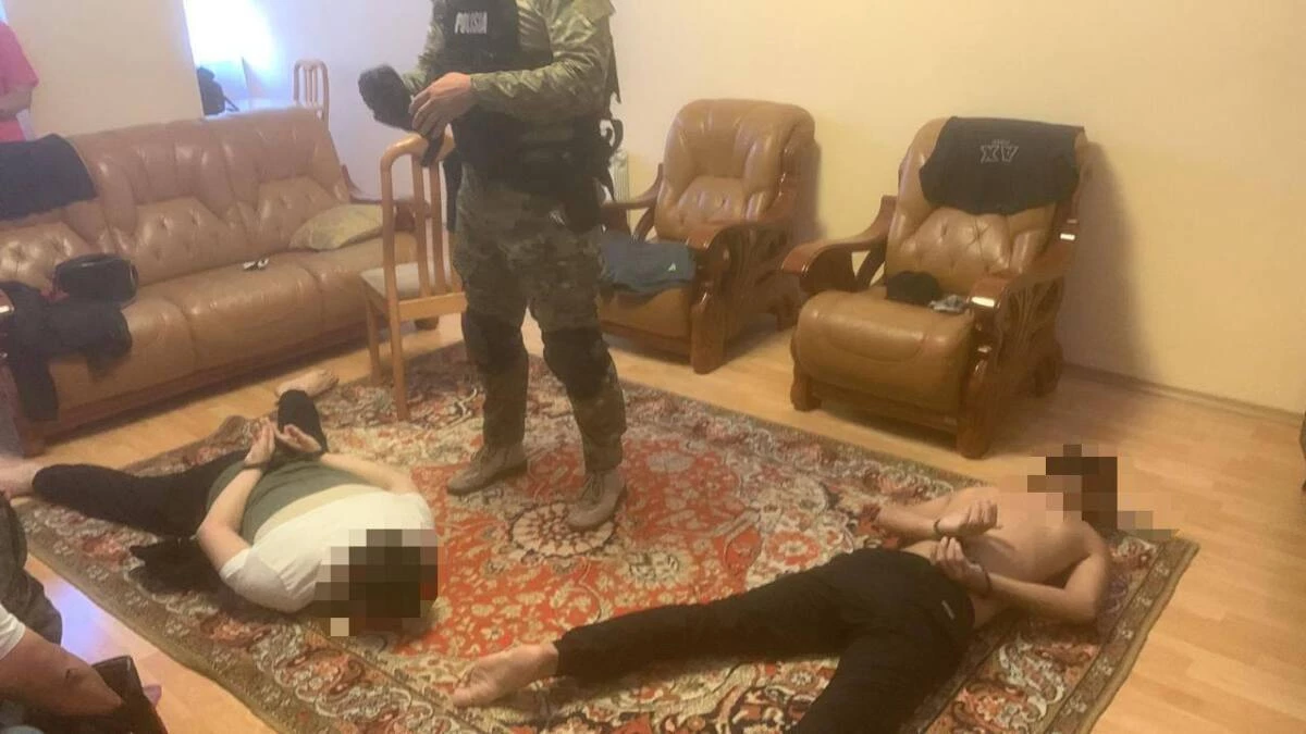 В Атырау задержали троих подозреваемых в грабеже